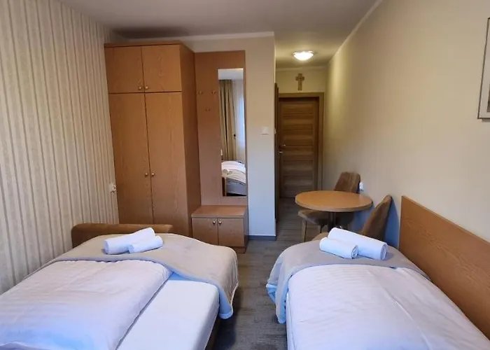 Goscinne Przy Kosciele Wang.